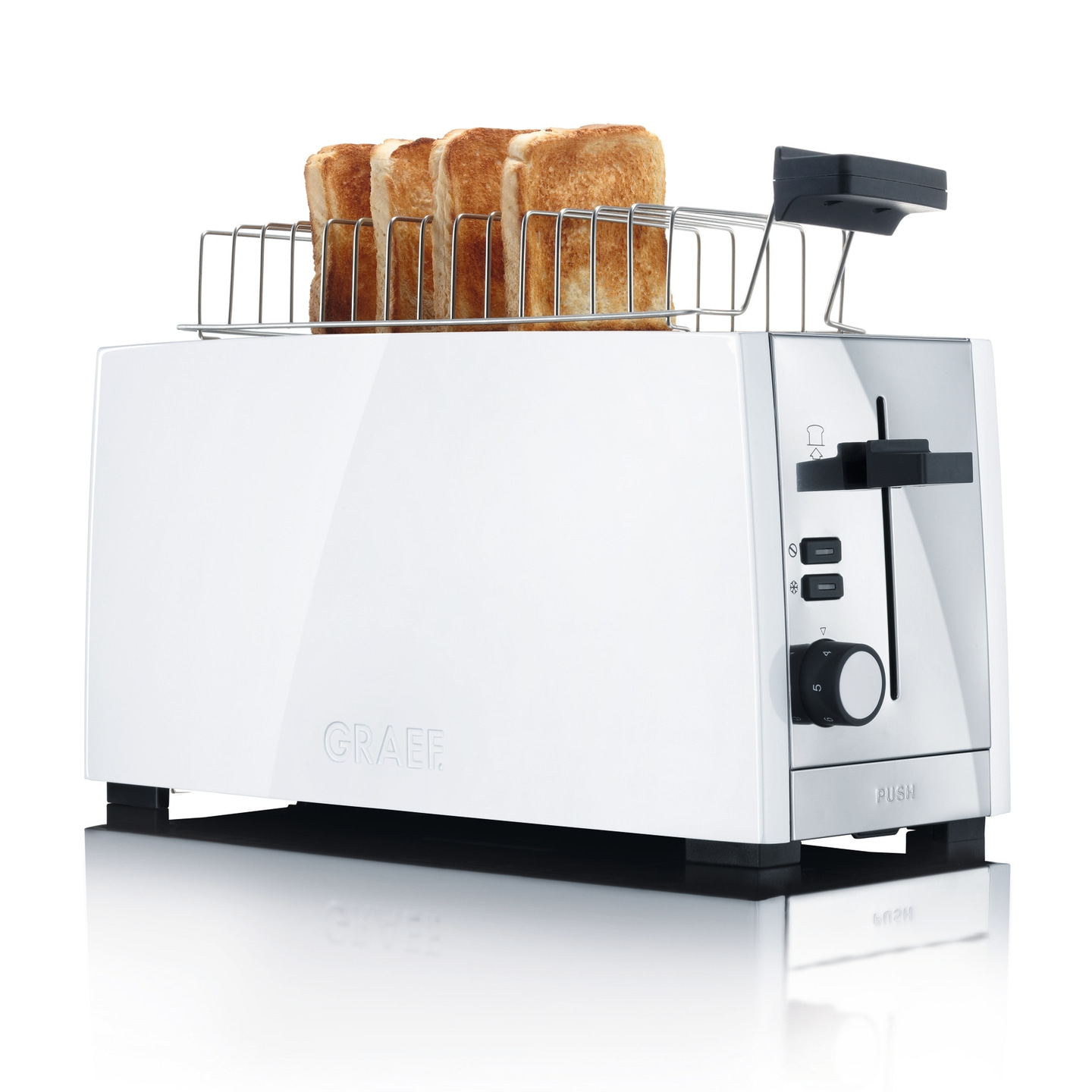 Grille-pain blanc avec pain grillé, prêt pour un délicieux petit-déjeuner.