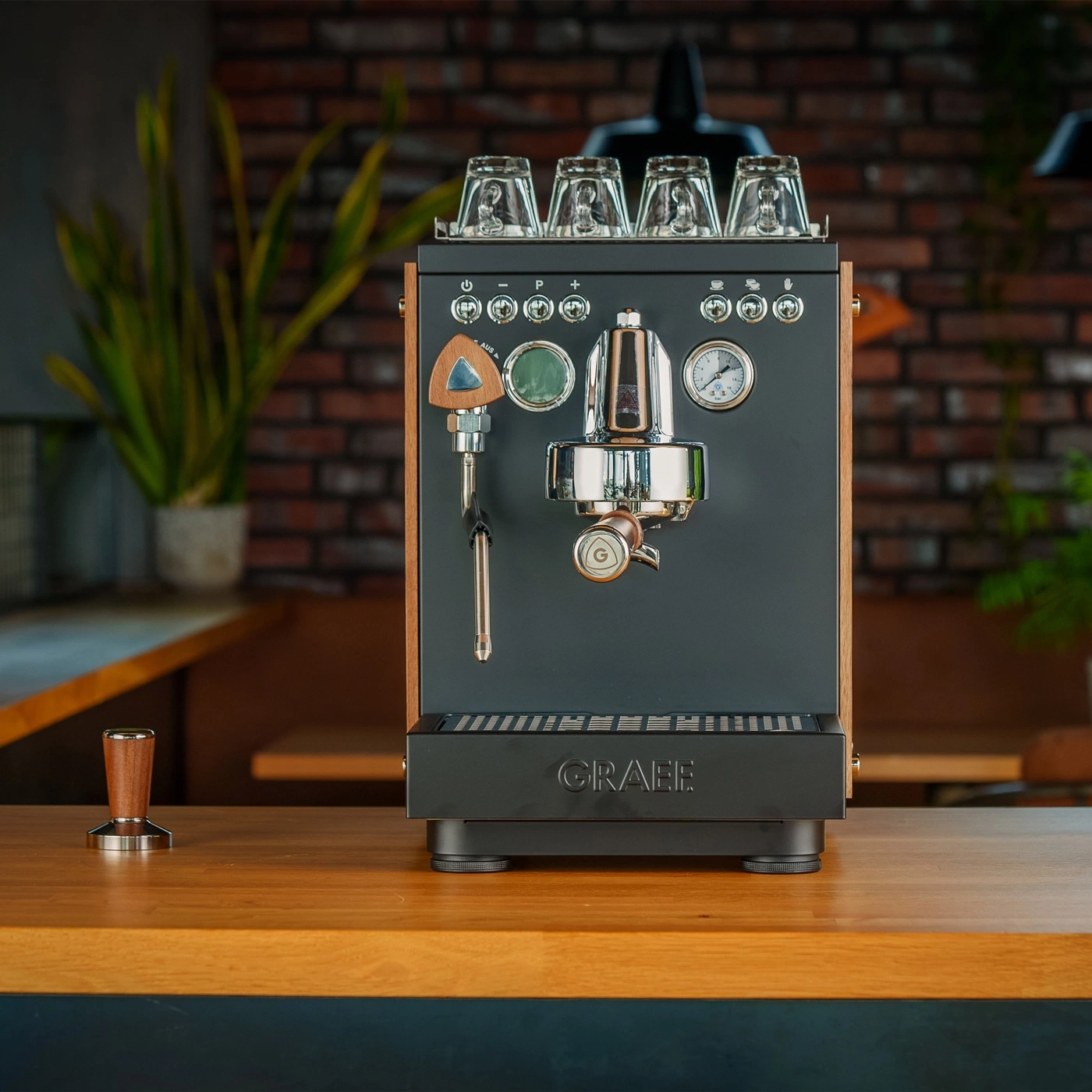 Eine professionelle Espressomaschine mit Holzdetails und Gläsern.