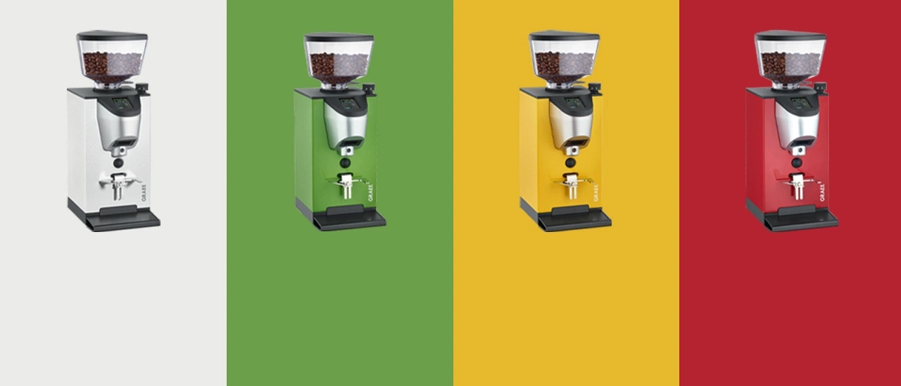 Kaffeemühle in verschiedenen Farben auf farbigen Hintergründen
