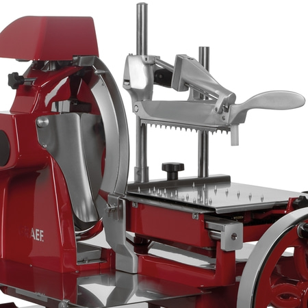 Rote Aufschnittmaschine mit silbernen Details und dem Markennamen Graef.