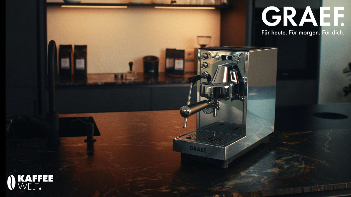 GRAEF Espressomaschine mit Kaffeewelt Logo auf Marmortheke.