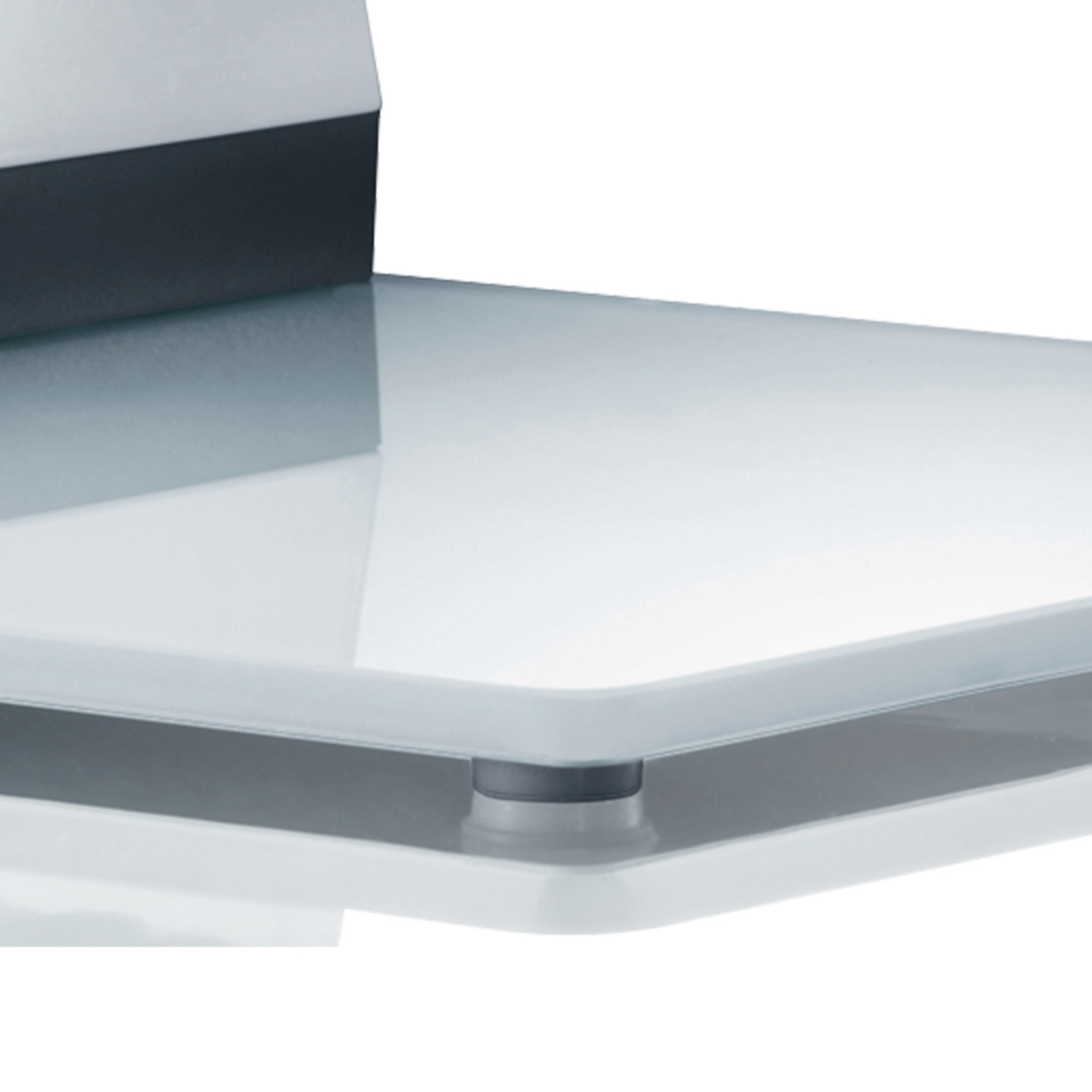 Nahaufnahme einer Glasablage mit dunklem Rand und silbernen Halterungen.