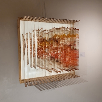 Kunstwerk aus bemalten Folien in Orange- und Rottönen