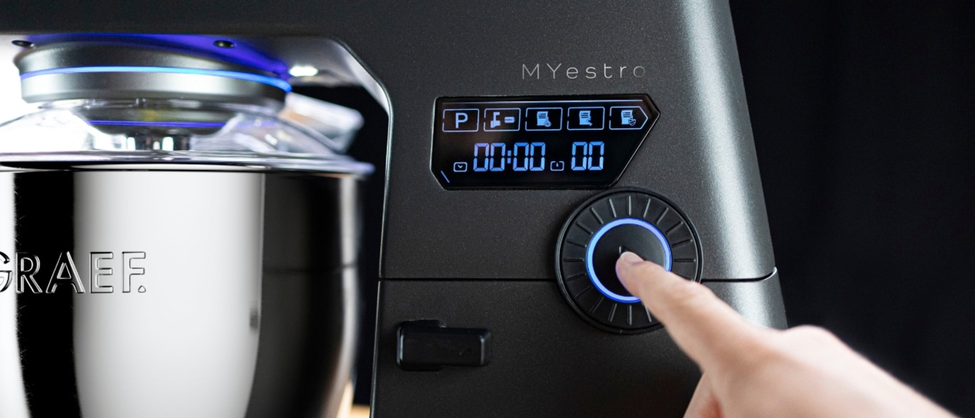 Küchenmaschine mit digitaler Anzeige und Bedienknopf, Nahaufnahme