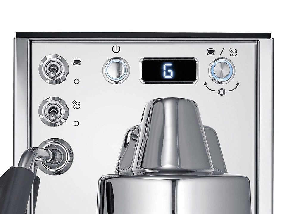 Nahaufnahme einer Kaffeemaschine mit digitalen Anzeigen und Bedienelementen.