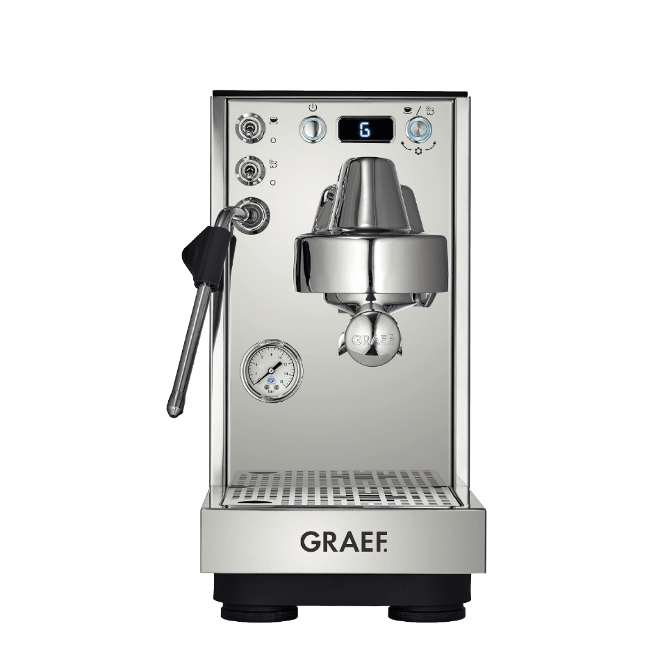 Eine glänzende Chrom-Espressomaschine mit Manometer und digitaler Anzeige.