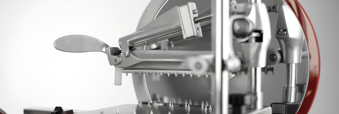 Nahaufnahme einer Fleischschneidemaschine mit scharfer Klinge und Griff