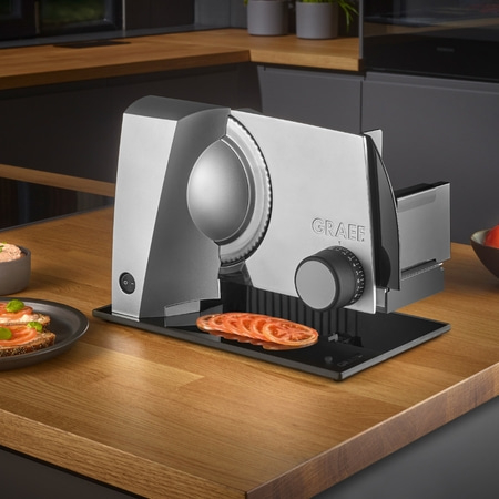 Graef Allesschneider mit Tomatenscheiben auf Holzoberfläche in der Küche