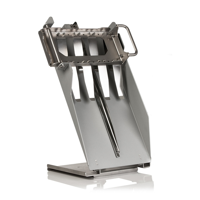 Metallgerät mit Griff und Schlitzen, isoliert auf weißem Hintergrund