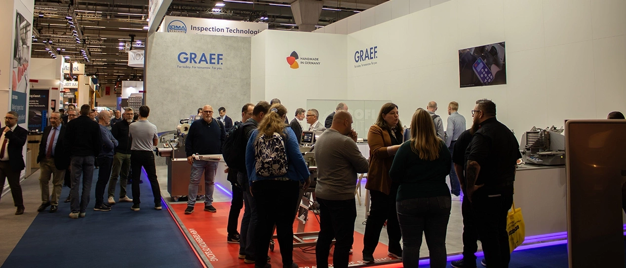 Messe-Stand mit Menschen, GRAEF-Logo, Ausstellung, Präsentation, Technologie, Produkte