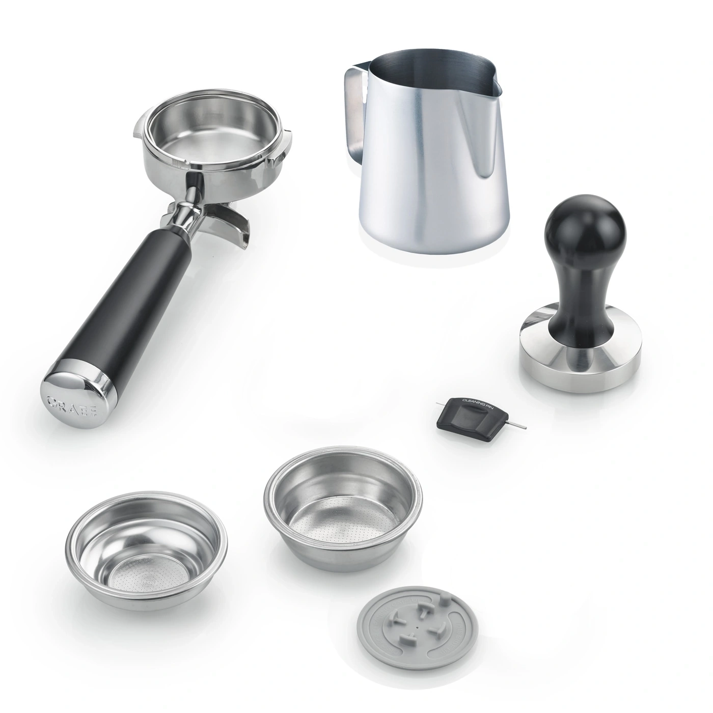 Espressomaschinenzubehör: Siebträger, Milchkännchen, Tamper, Siebe, Reinigungswerkzeug und Kapselhalter.
