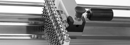 Metallstruktur mit Schrauben und Griff. Graustufenbild einer Maschine.