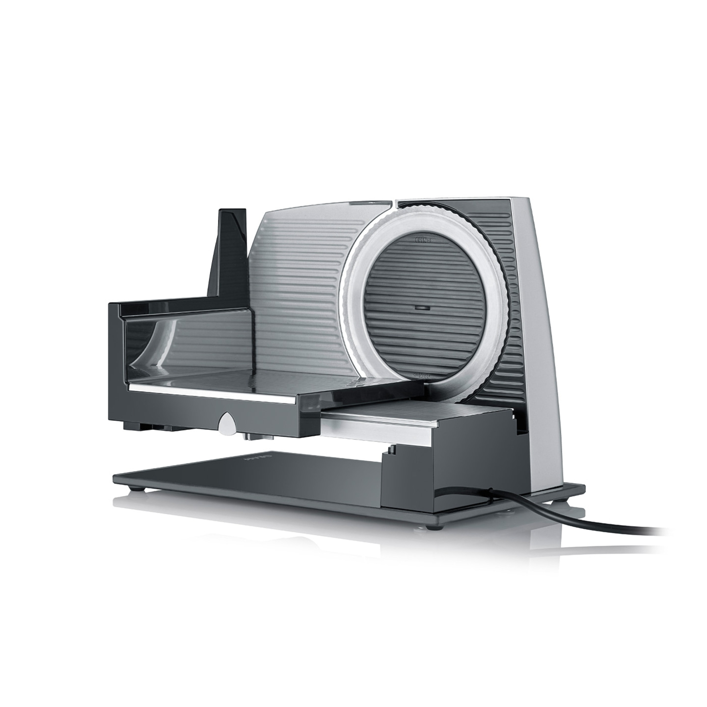 Elektrische Aufschnittmaschine, grau und schwarz, isoliert auf weißem Hintergrund