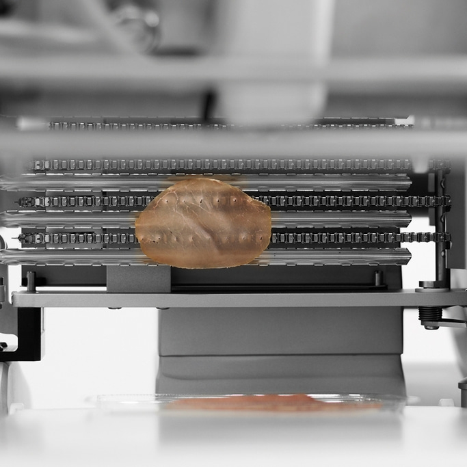 Machine avec tranche de viande. Production, industrie alimentaire, technologie, gros plan.
