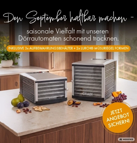 Zwei Dörrautomaten auf einer Küchenarbeitsplatte mit Obst und getrockneten Früchten