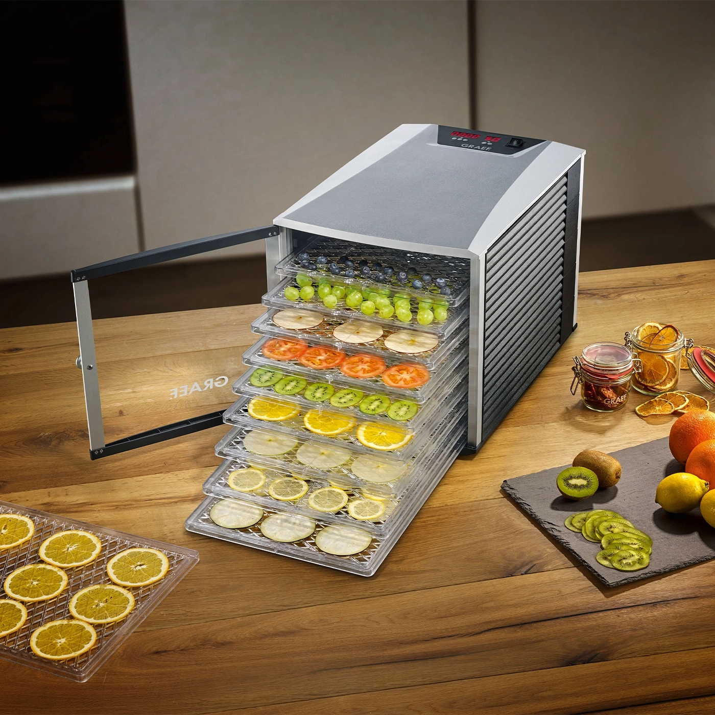 Obst wird in einem Dörrgerät auf mehreren Ebenen getrocknet.