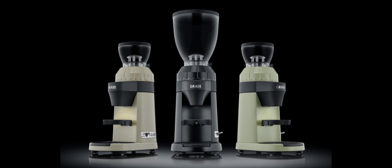 Kaffeemühlen in verschiedenen Farben vor schwarzem Hintergrund