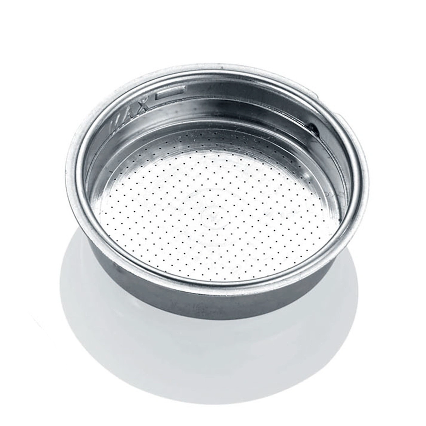 Edelstahl-Kaffeefilter mit Löchern, für Espresso, Nahaufnahme, isoliert auf Weiß