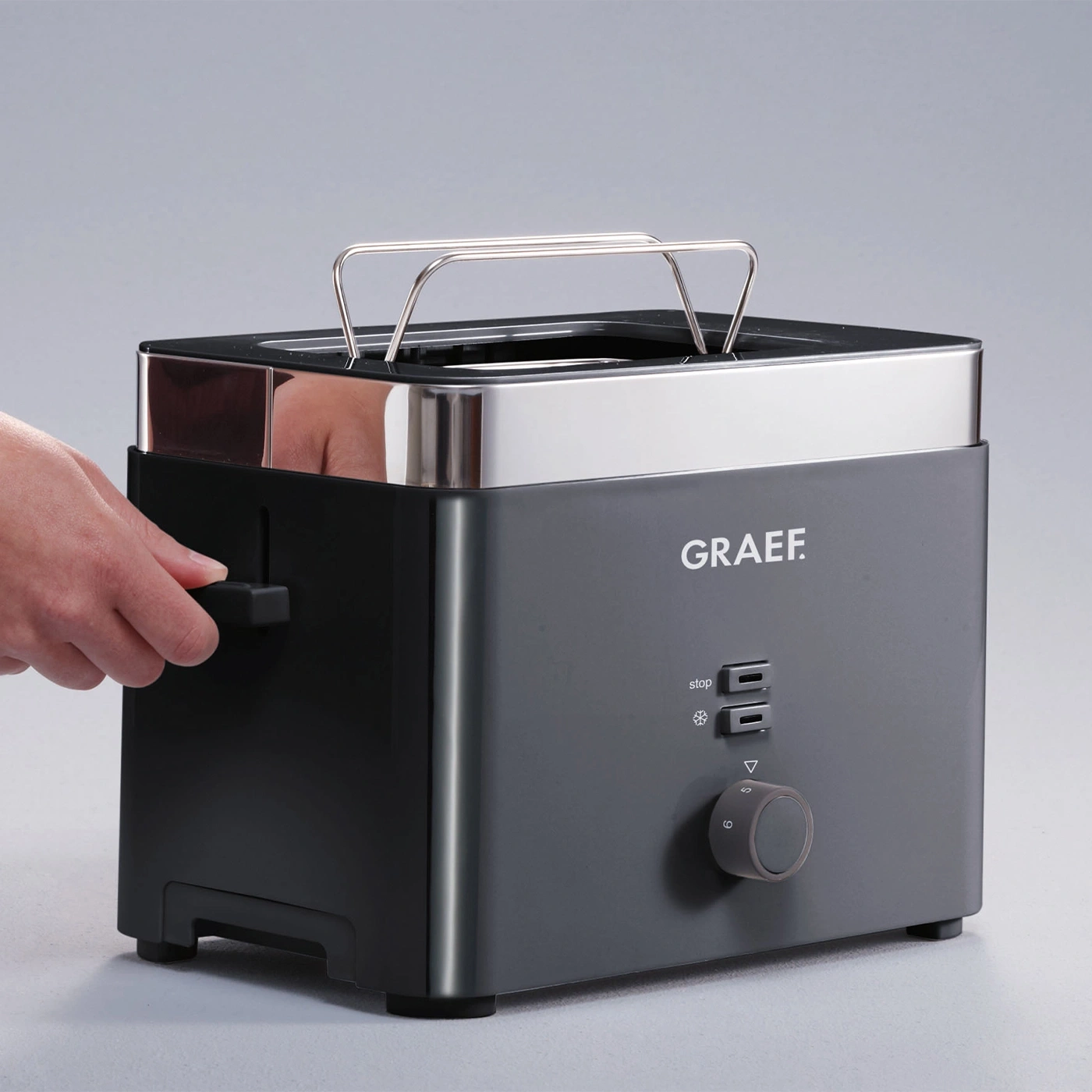 Ein moderner Graef Toaster mit Chrom-Akzenten und einem Drehknopf für die Bräunungsstufe.