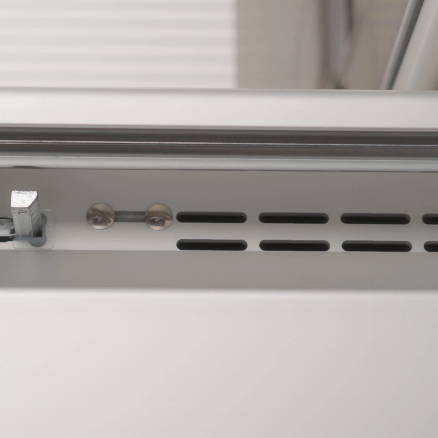Nahaufnahme von Metall mit Schrauben und Schlitzen, Detailaufnahme