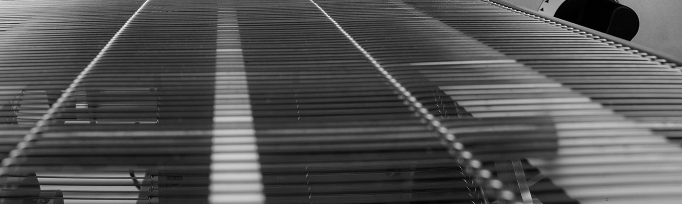 Jalousien, die das Sonnenlicht filtern, erzeugen Schatten und Licht.