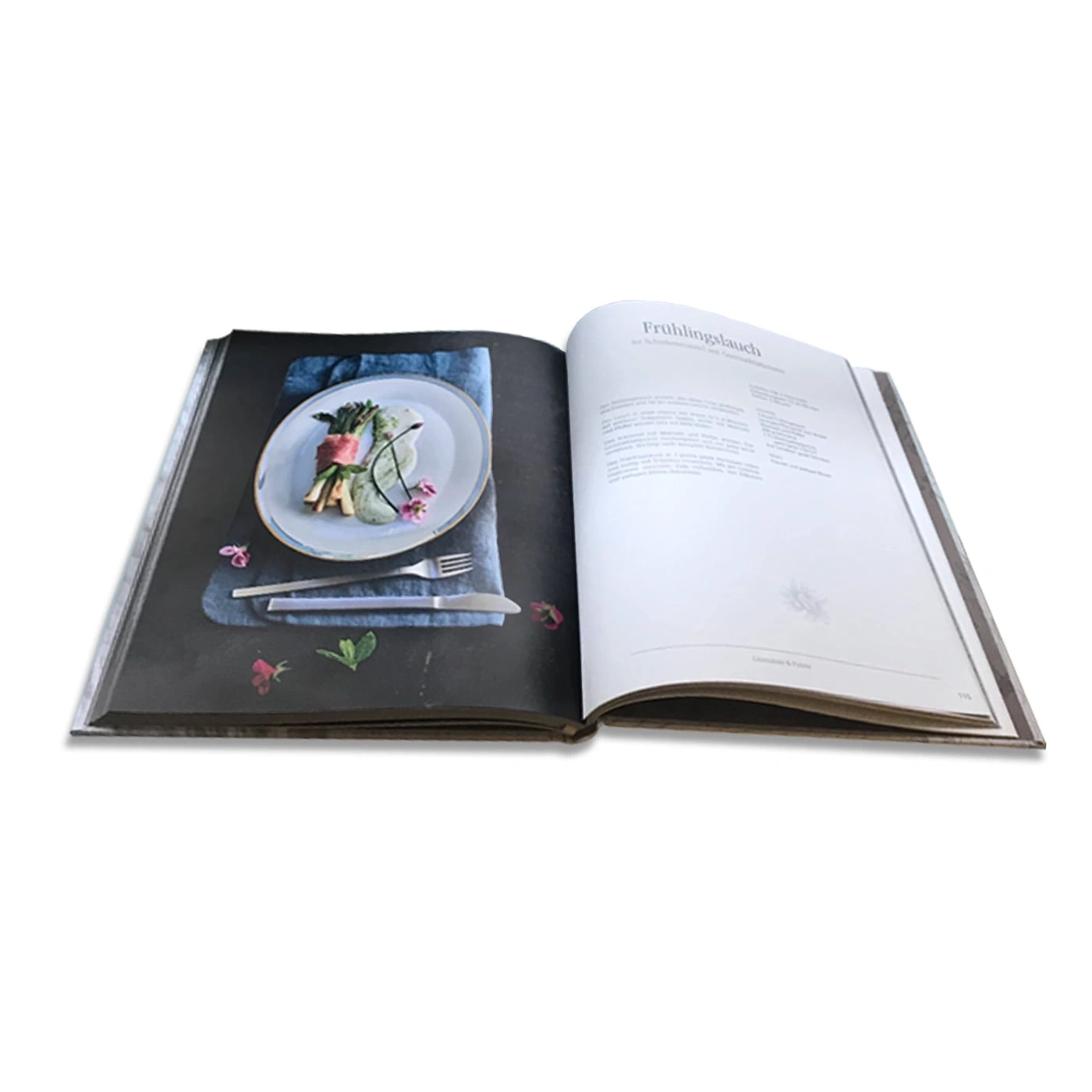 Kochbuch mit Frühlingslauch-Rezept und Teller mit Essen