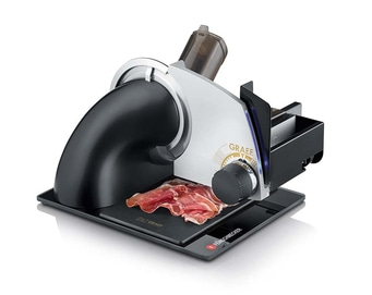 Graef Allesschneider mit Fleisch auf dem Tablett, Nahaufnahme