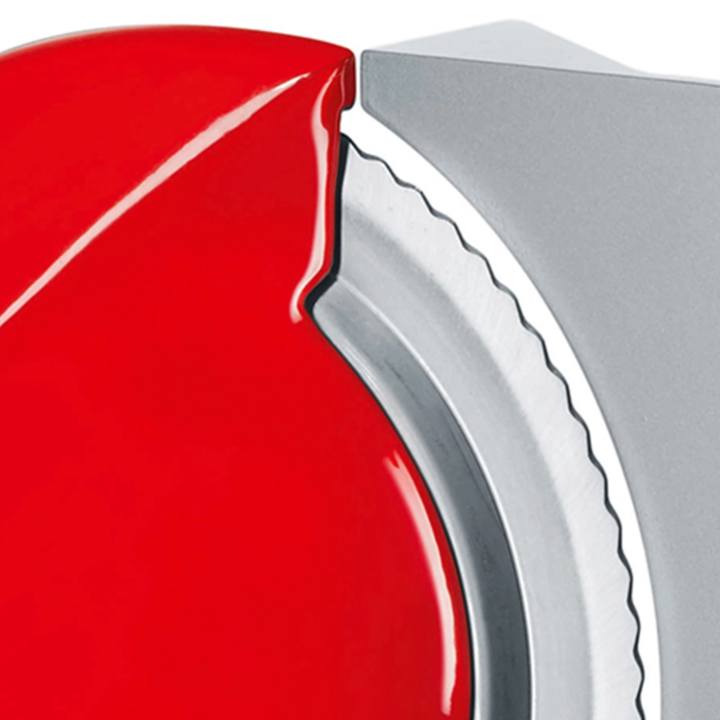 Nahaufnahme eines roten Objekts mit einem gezahnten Metallteil