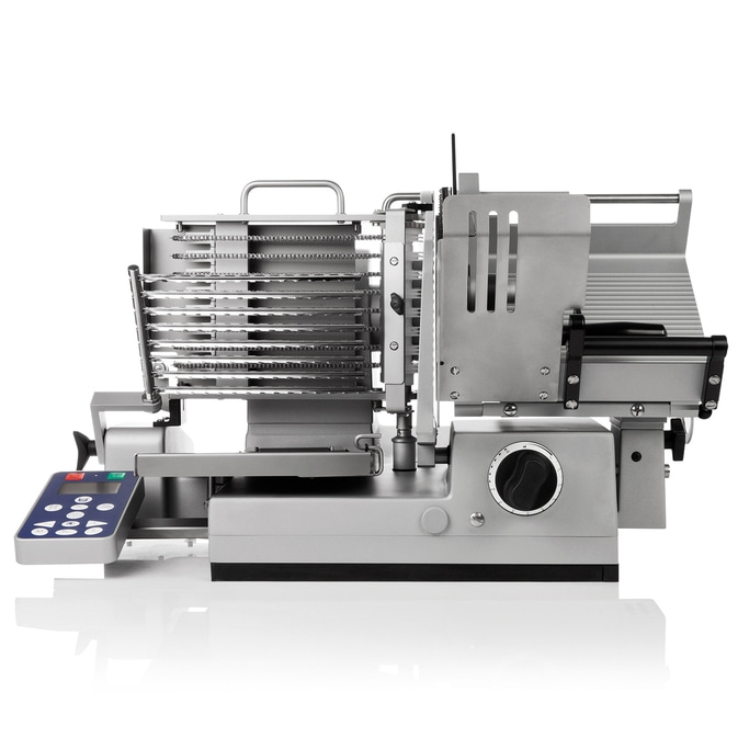 Affettatrice per carne in metallo, elettrodomestico professionale, colore grigio, isolato