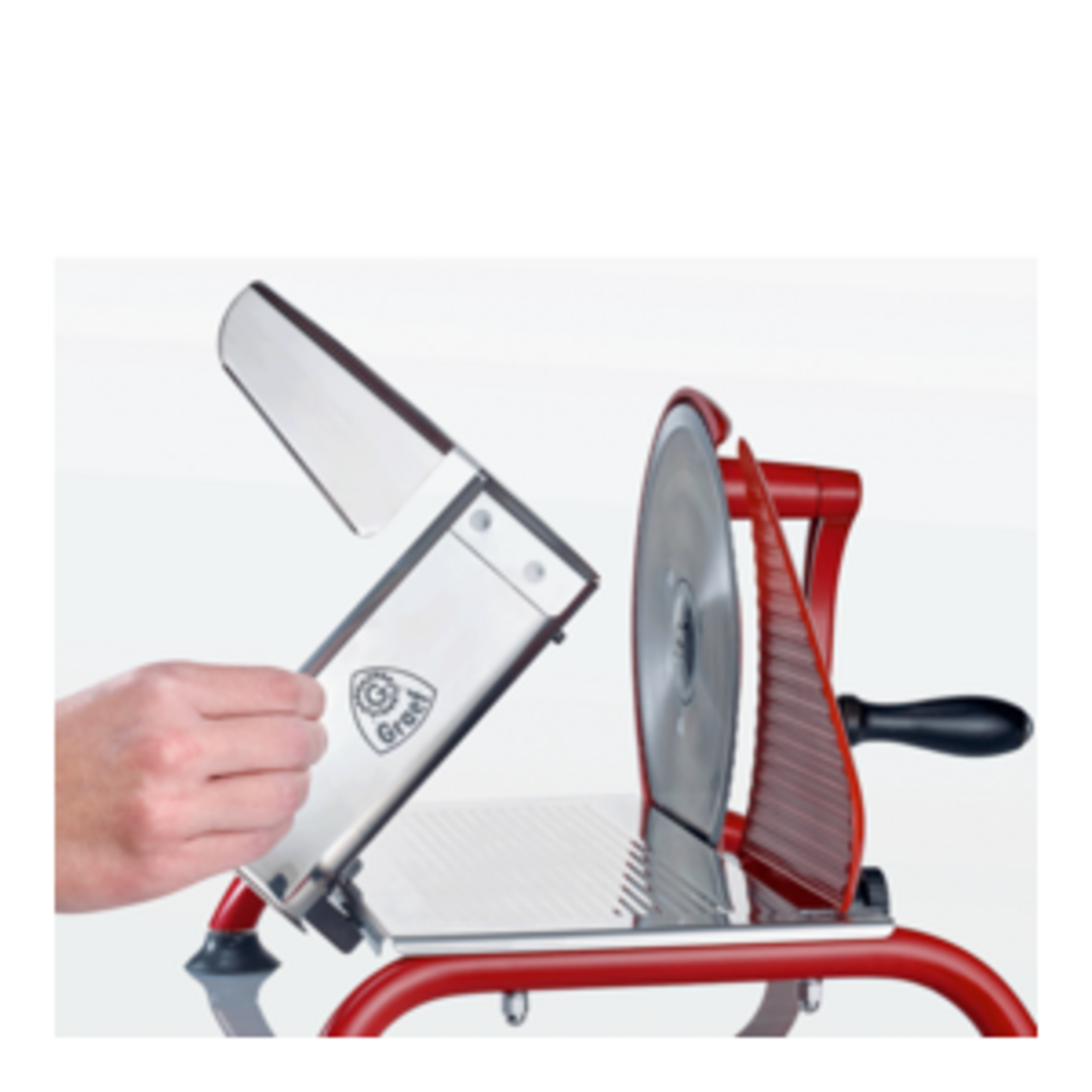 Aufschnittmaschine mit rotem Rahmen und silbernen Klingen, die geöffnet ist.