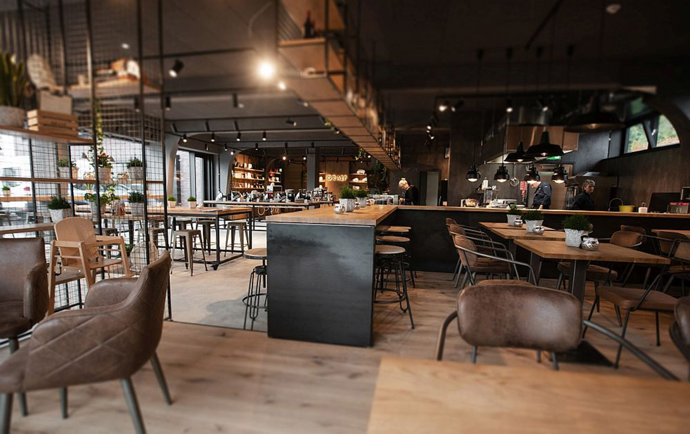 Interno di un bar con tavoli, sedie e bancone