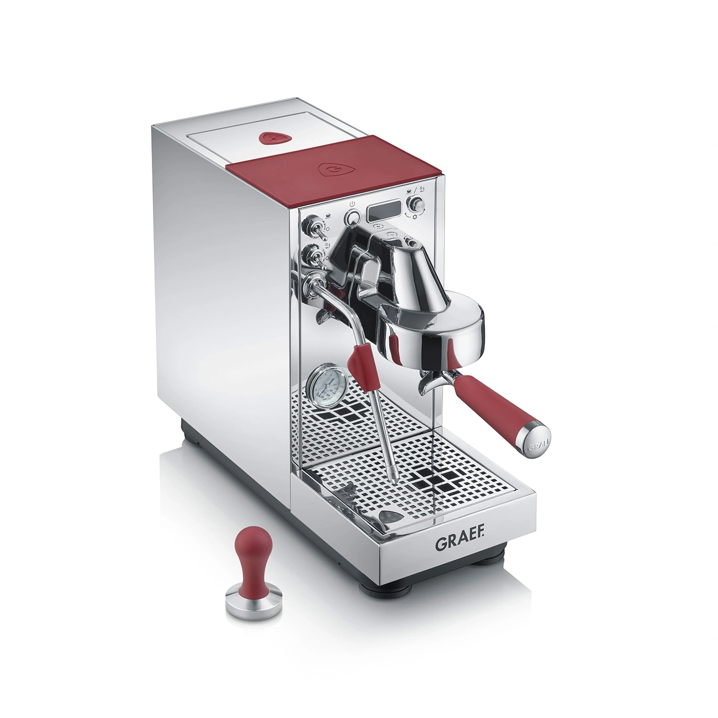 Eine rote und silberne Espressomaschine mit Tamper auf weißem Hintergrund.
