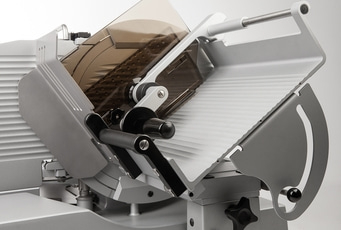 Affettatrice, primo piano, struttura in metallo grigio, elettrodomestico professionale
