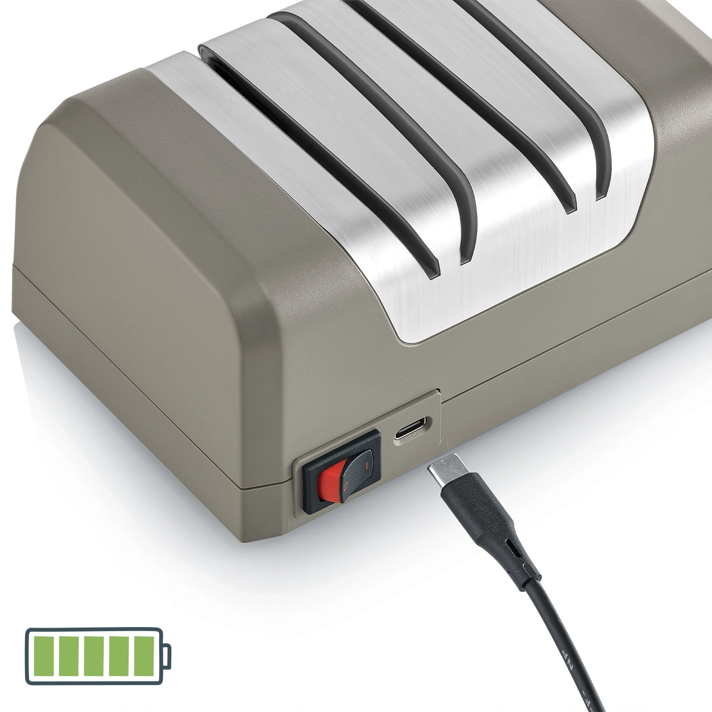 Elektrischer Messerschärfer, grau, mit Ladekabel und Batterieanzeige, aufgeladen.