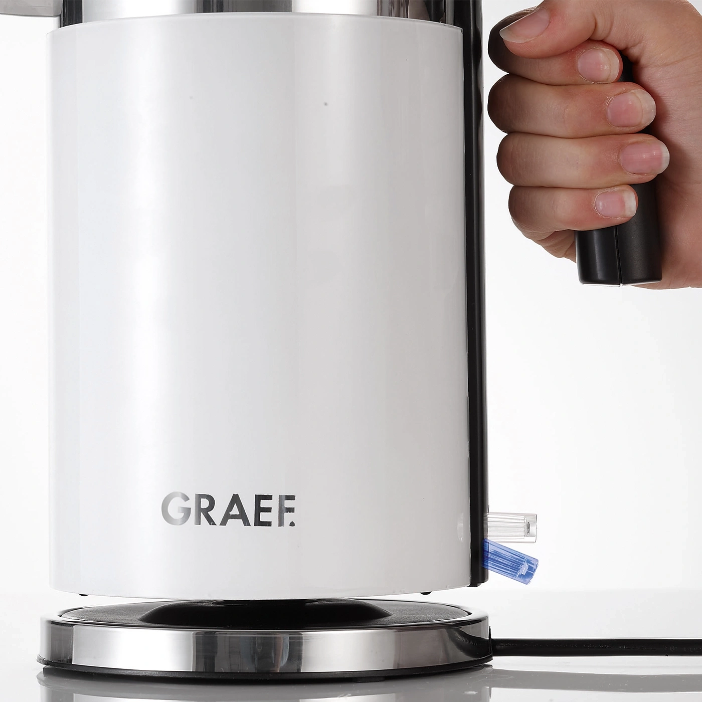 Weißer Wasserkocher mit Griff und GRAEF-Logo auf weißem Hintergrund.