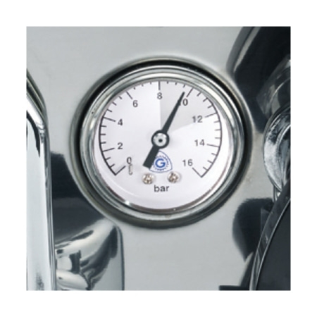 Nahaufnahme eines Manometers, das den Druck in Bar anzeigt.