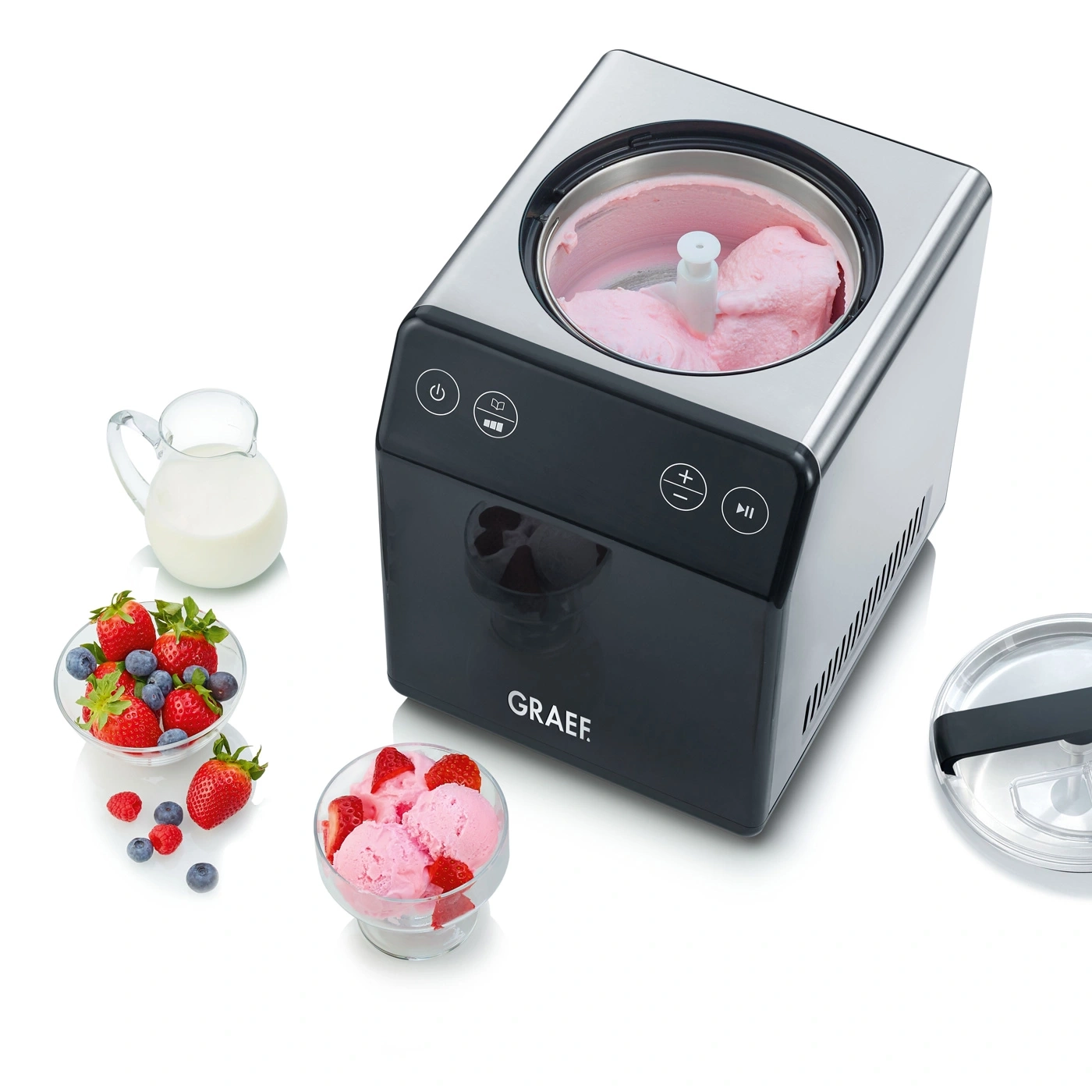 Eismaschine mit Eis, Früchten und Milch. Leckeres Dessert zubereiten.