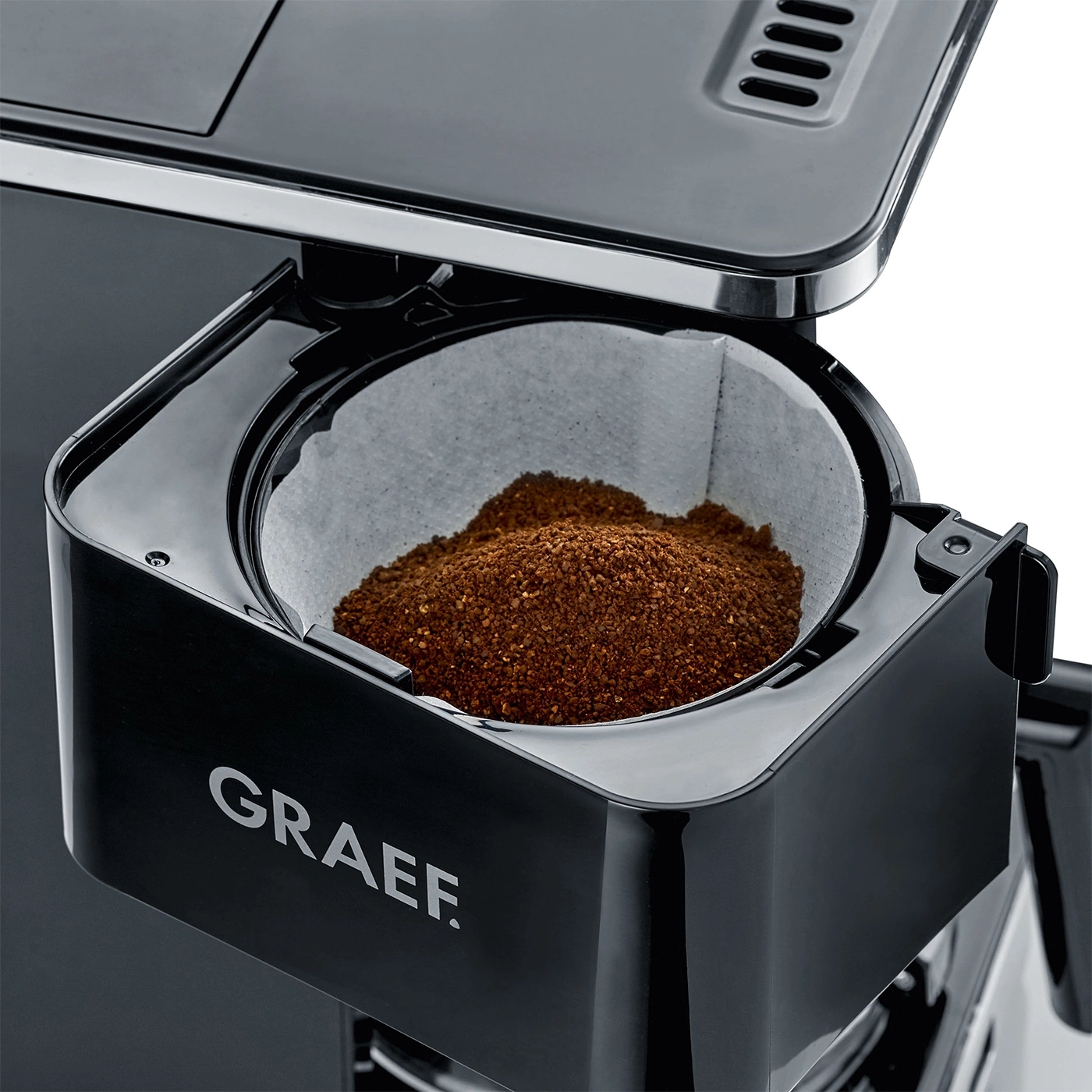 Kaffeemaschine mit Kaffeefilter und Kaffeepulver, GRAEF-Logo, Nahaufnahme, schwarz