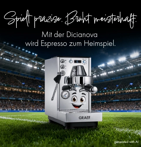 Espressomaschine mit Gesicht auf einem Fußballfeld.
