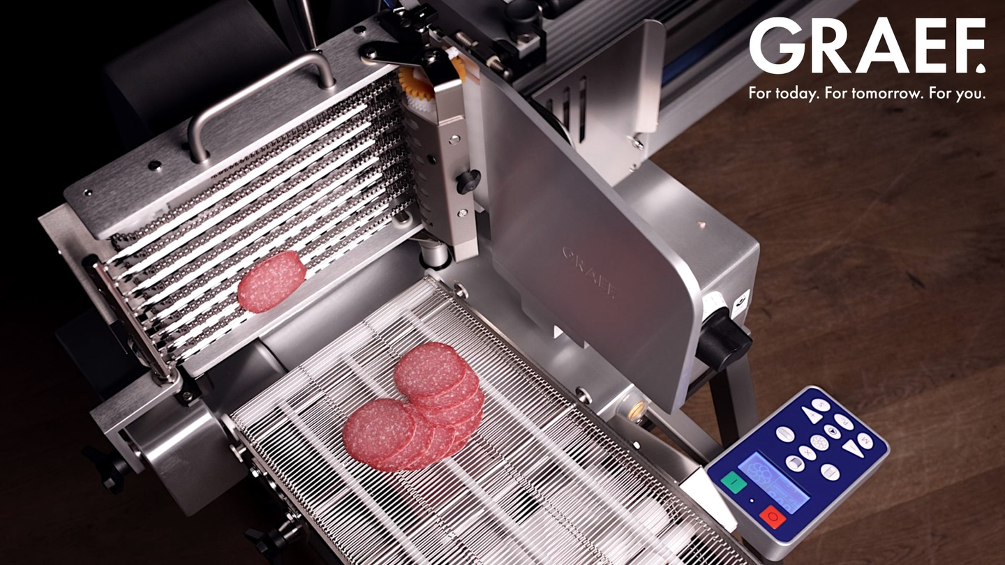 Trancheuse GRAEF avec tranches de salami, préparation culinaire moderne et efficace.