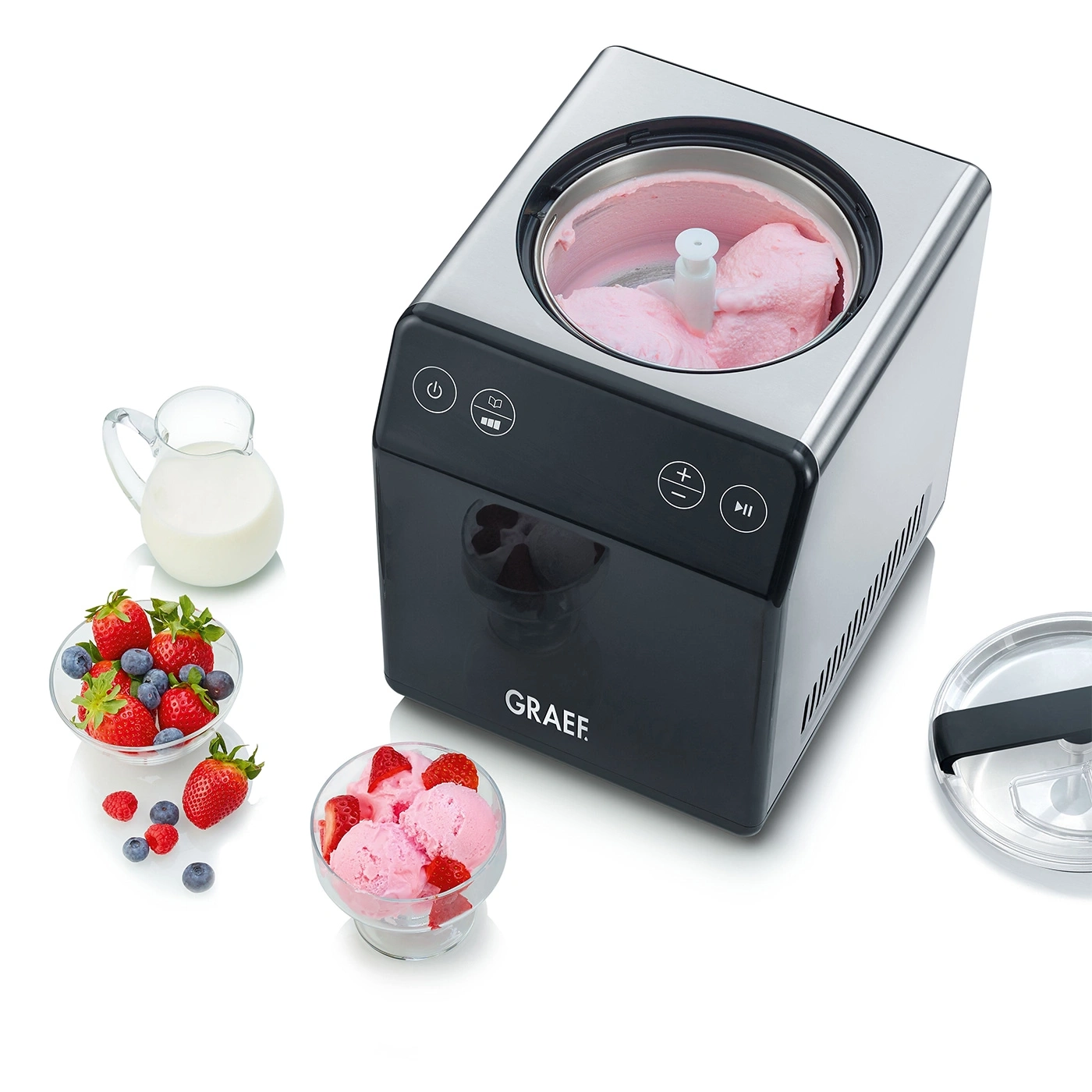 Eismaschine mit Eis, Beeren und Milch. Leckeres Dessert zubereiten.
