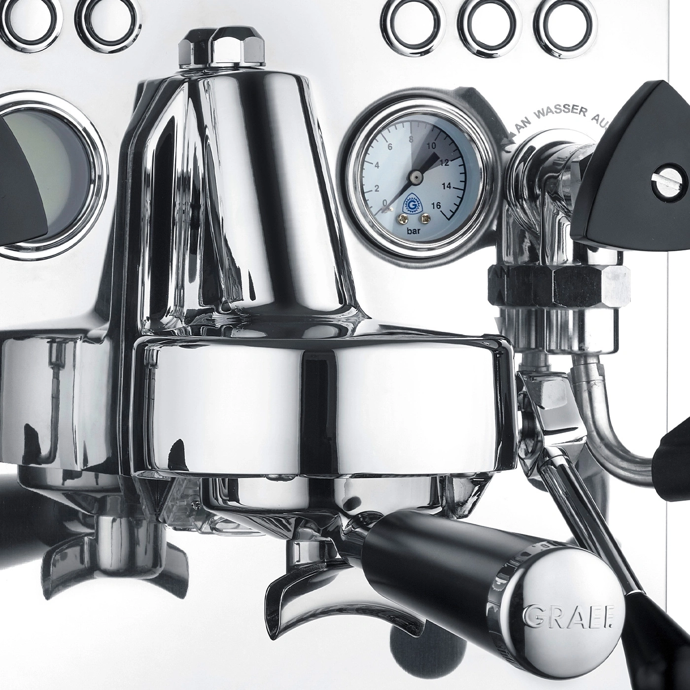Nahaufnahme einer glänzenden Espressomaschine mit Manometer und GRAEF-Logo.