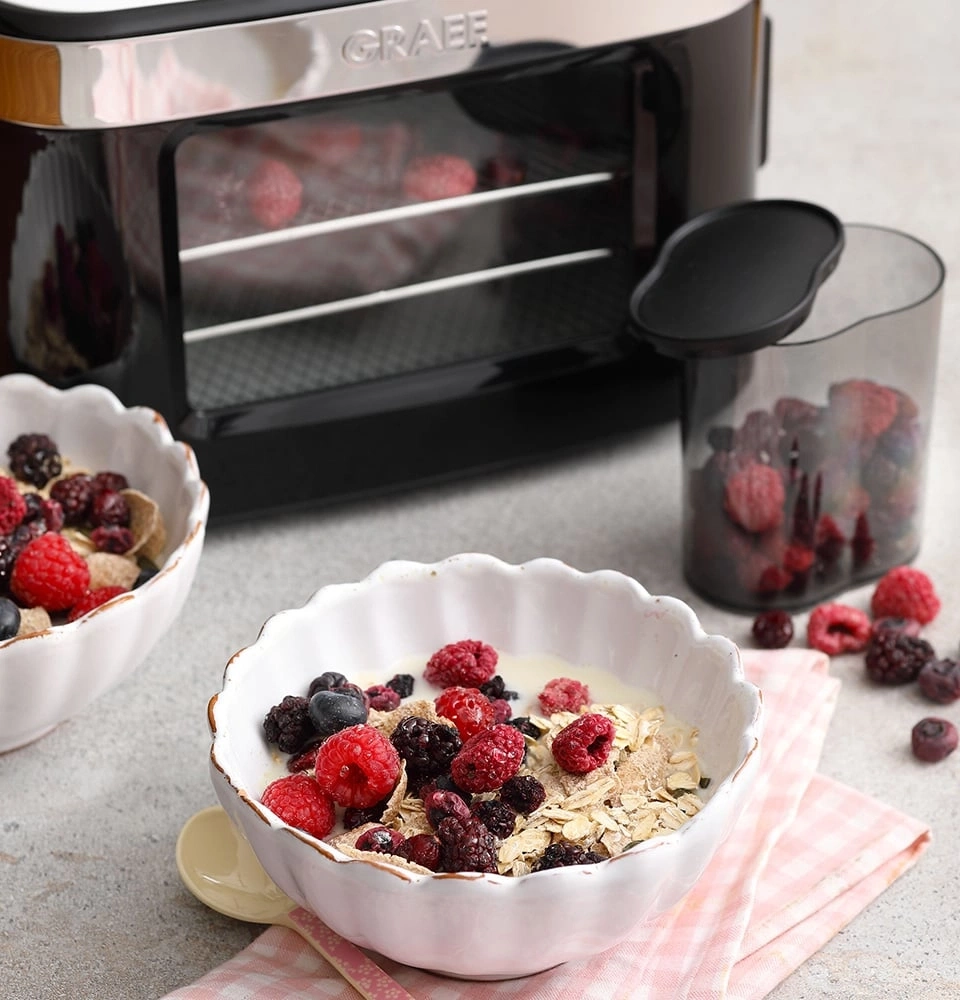 Frühstück mit Beeren und Müsli, Ofen im Hintergrund, leckeres Essen