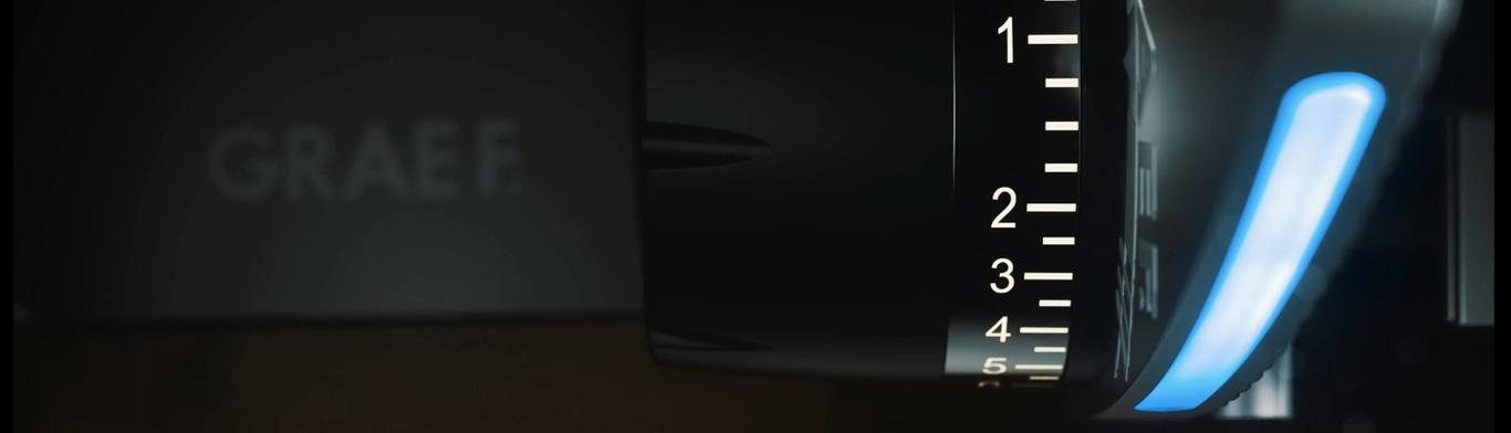 Primo piano di un dispositivo nero con illuminazione blu e scala da 1 a 5.