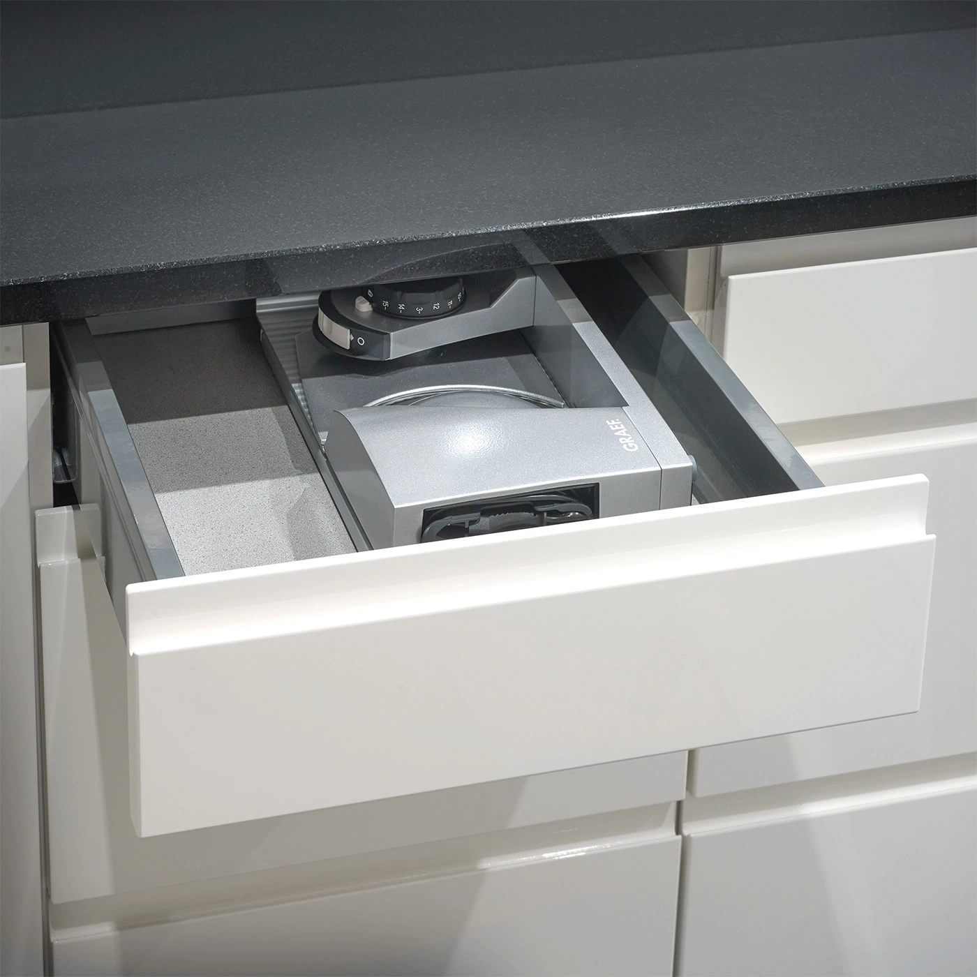 Küchenschublade mit integriertem Gerät, grau und weiß, Nahaufnahme, modern