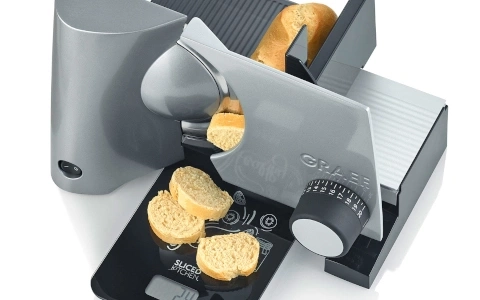 Brotmaschine mit Brot, das geschnitten und gewogen wird, auf weißem Hintergrund