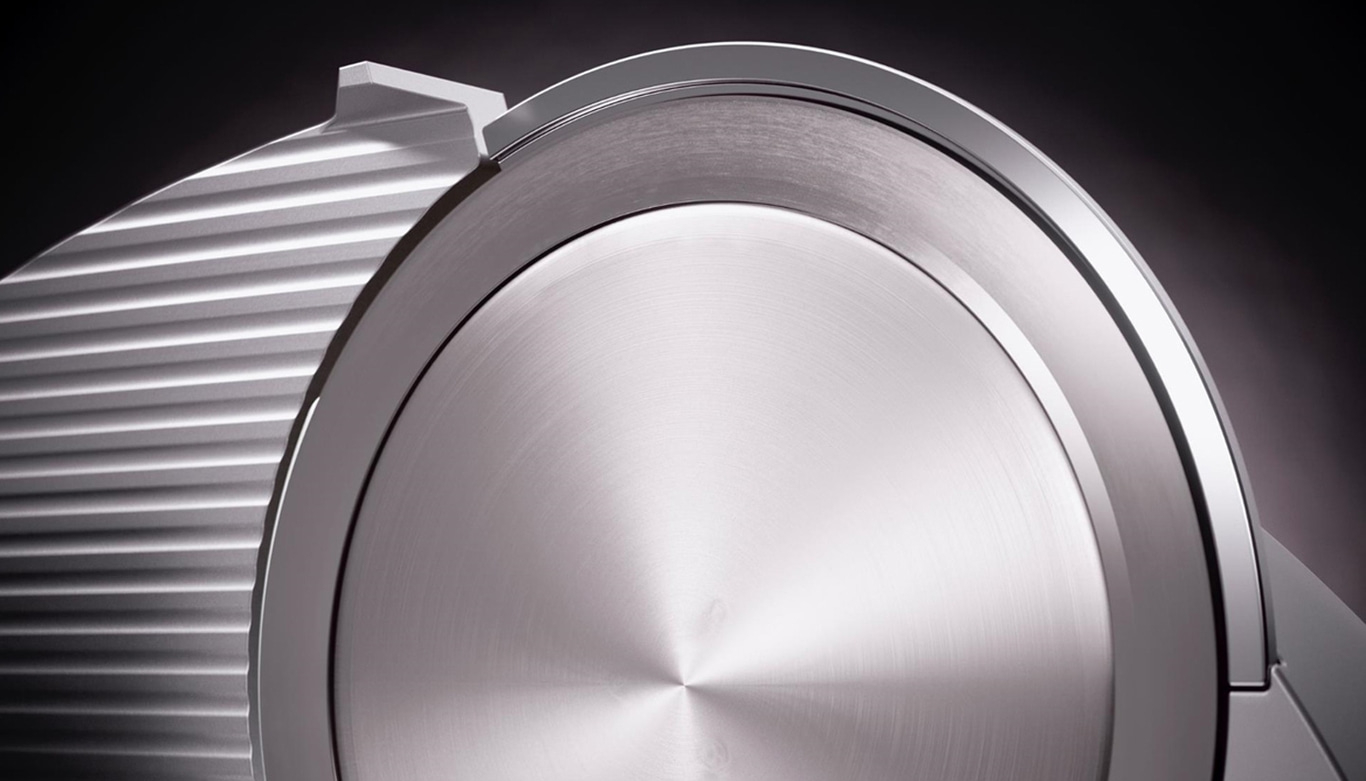 Nahaufnahme einer silbernen Maschine mit geriffelter Oberfläche und glatter Oberfläche