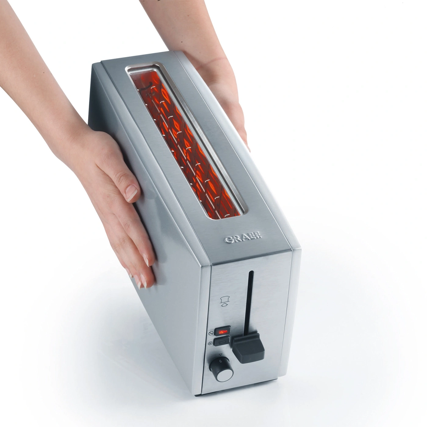 Toaster in Händen gehalten, silberfarben, mit rotem Licht, GRAEF-Logo, Bedienfeld