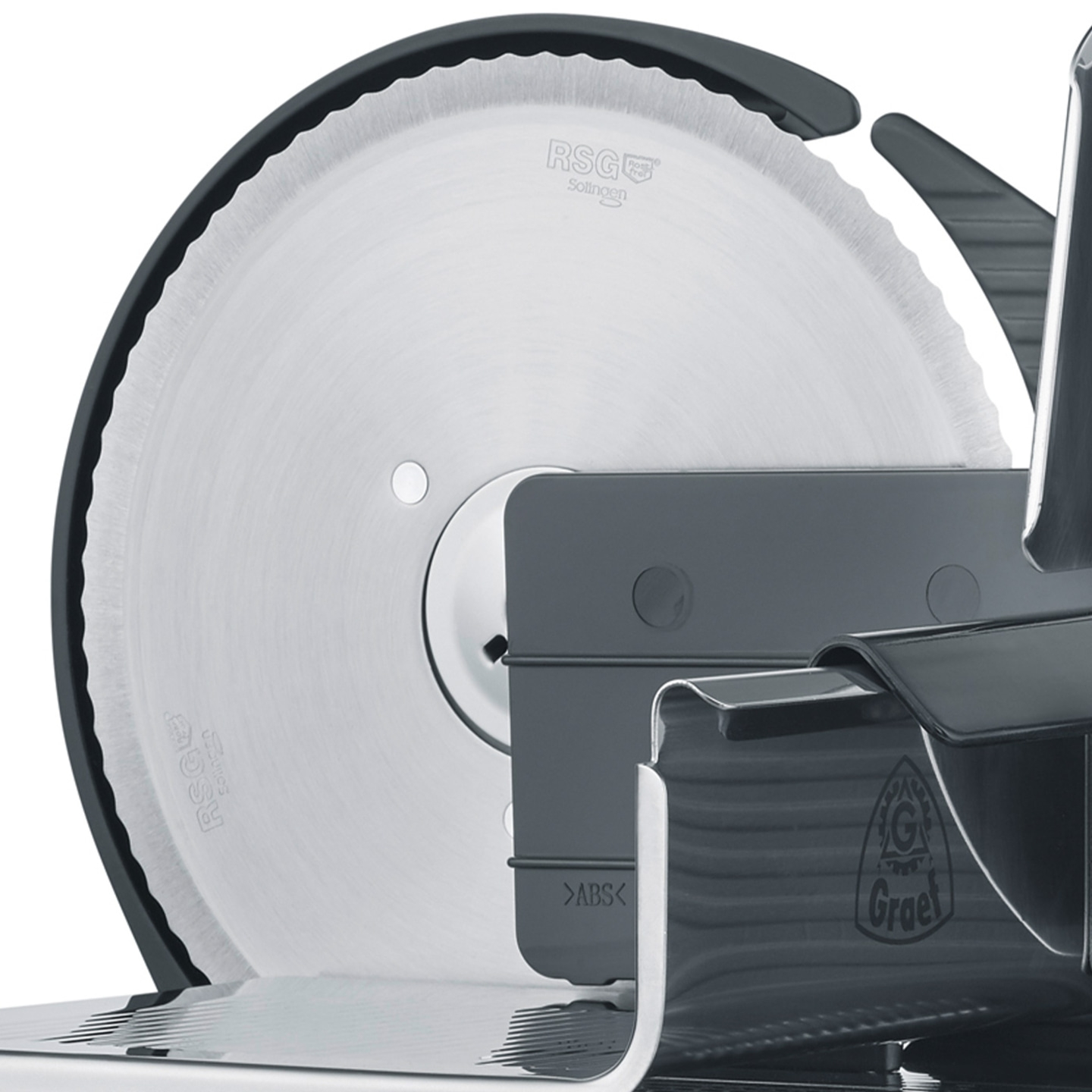 Primo piano di un'affettatrice grigia con una lama seghettata e un logo