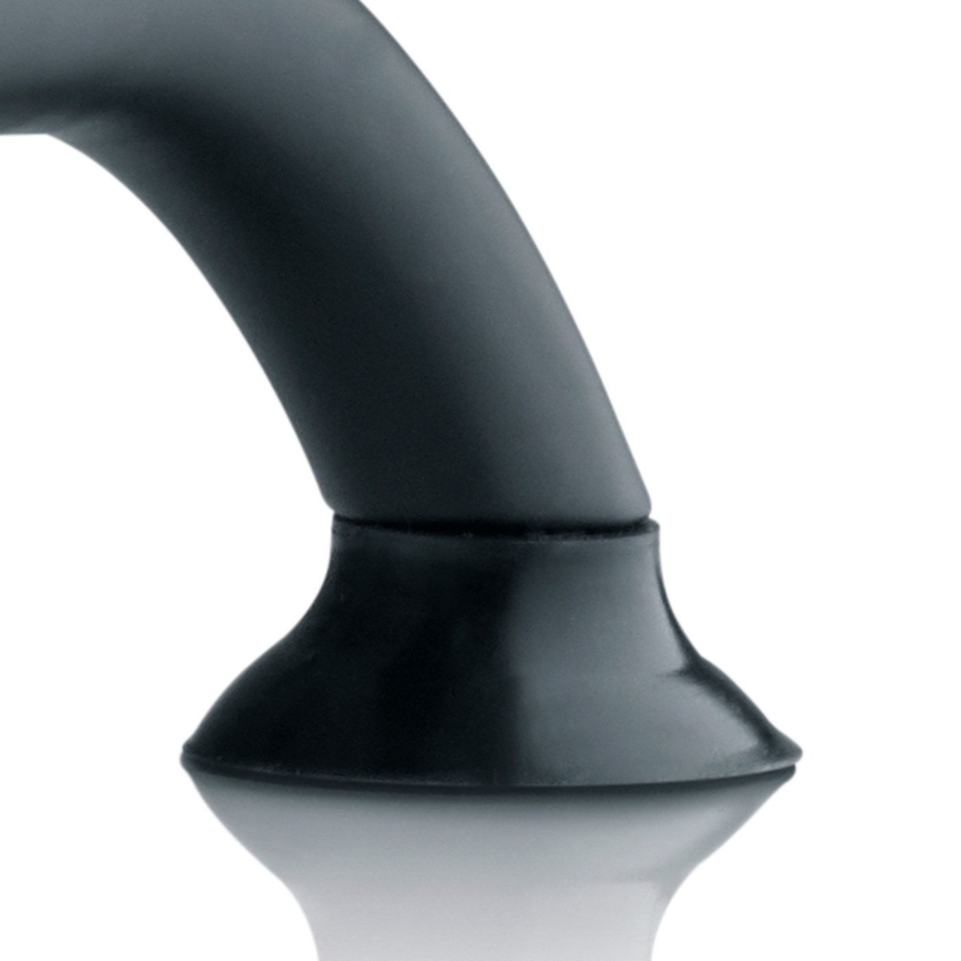 Oggetto nero curvo con superficie riflettente, isolato su sfondo bianco